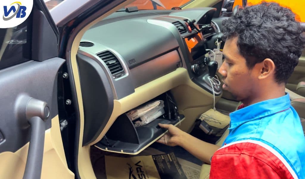 Flushing AC vs Isi Freon: Mana yang Dibutuhkan Mobil Anda?